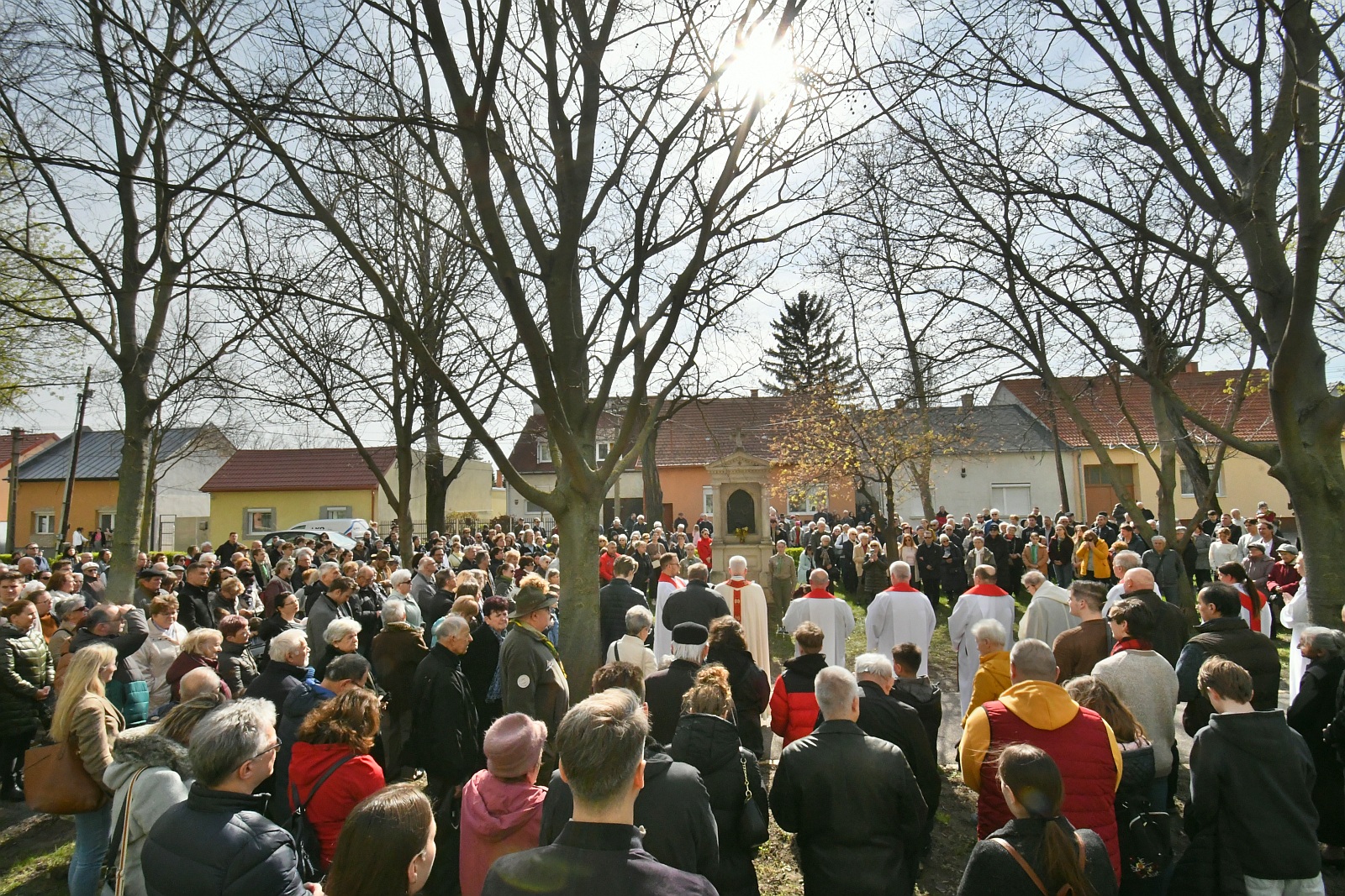 Közös keresztútjárással emlékeztek Fehérváron Jézus kereszthalálára